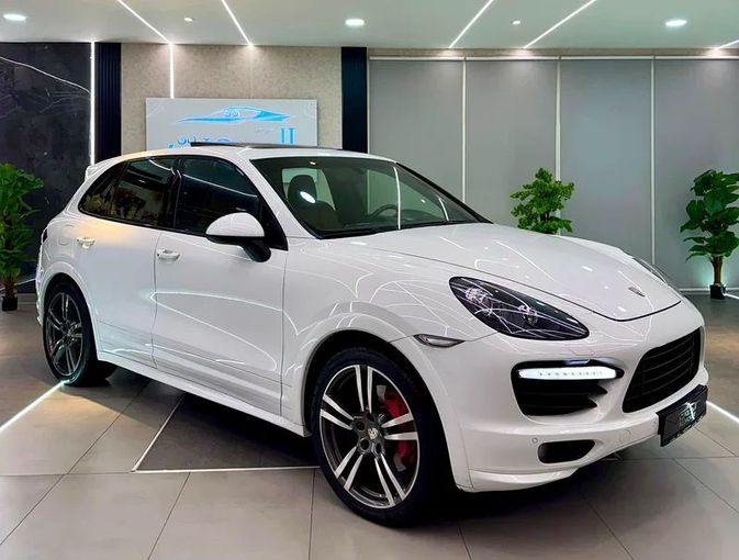 Подержанный Porsche Cayenne GTS II (958), 4.8 л, 2014 в Шардже от Ayoon Alhoot Motors Белый цвет. GCC | AUTO.AE