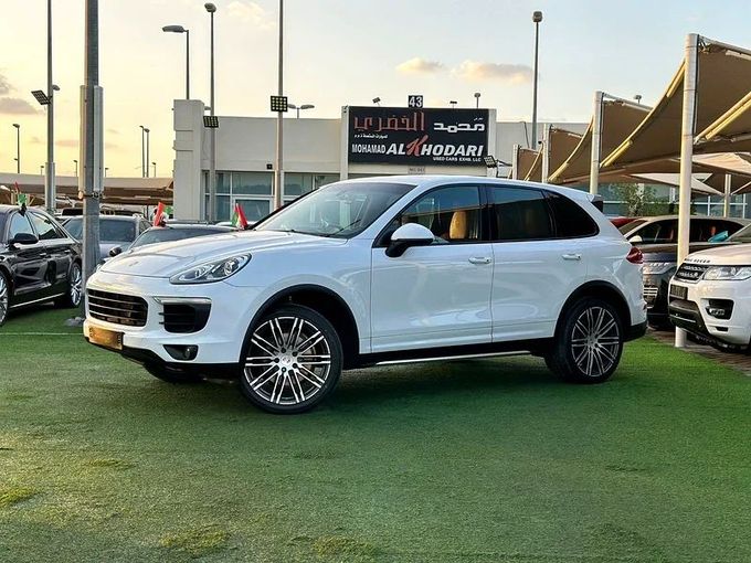 Подержанный Porsche Cayenne S II Рестайлинг (958), 3.6 л, 2016 в Шардже от Ahmad alkhodari Motors Белый цвет. GCC | AUTO.AE