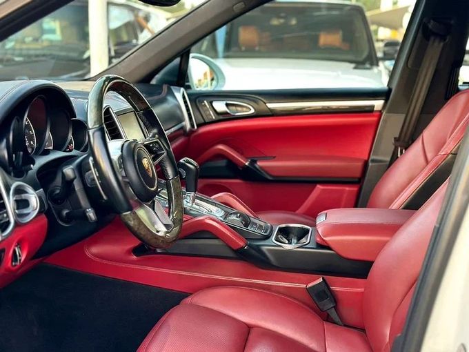 Подержанный Porsche Cayenne S II Рестайлинг (958), 3.6 л, 2016 в Шардже от Ahmad alkhodari Motors Белый цвет. GCC | AUTO.AE