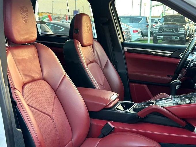 Подержанный Porsche Cayenne S II Рестайлинг (958), 3.6 л, 2016 в Шардже от Ahmad alkhodari Motors Белый цвет. GCC | AUTO.AE