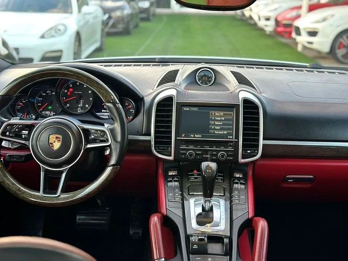Подержанный Porsche Cayenne S II Рестайлинг (958), 3.6 л, 2016 в Шардже от Ahmad alkhodari Motors Белый цвет. GCC | AUTO.AE