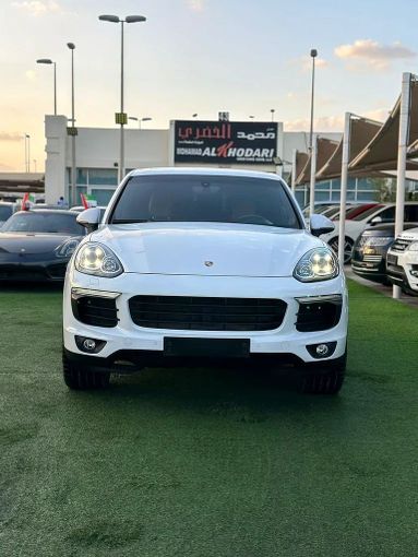 Подержанный Porsche Cayenne S II Рестайлинг (958), 3.6 л, 2016 в Шардже от Ahmad alkhodari Motors Белый цвет. GCC | AUTO.AE
