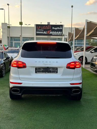 Подержанный Porsche Cayenne S II Рестайлинг (958), 3.6 л, 2016 в Шардже от Ahmad alkhodari Motors Белый цвет. GCC | AUTO.AE