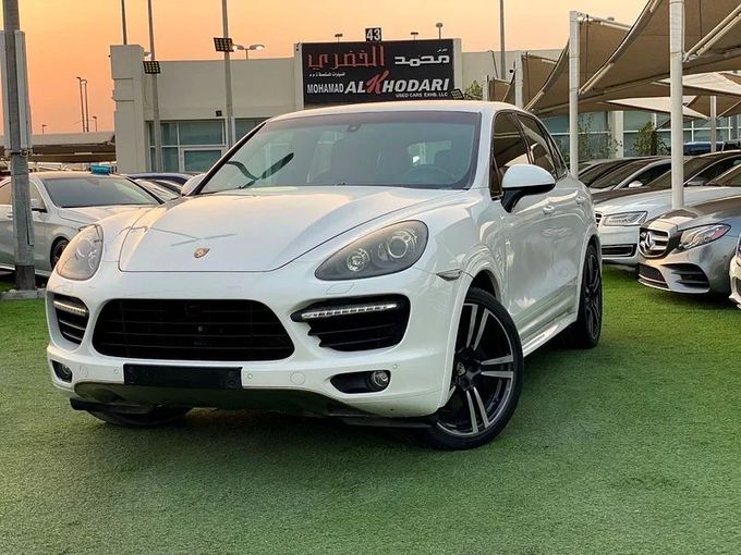 Подержанный Porsche Cayenne Turbo S II Рестайлинг (958), 4.8 л, 2014 в Шардже от Ahmad alkhodari Motors Белый цвет. GCC | AUTO.AE