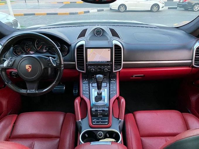 Подержанный Porsche Cayenne Turbo S II Рестайлинг (958), 4.8 л, 2014 в Шардже от Ahmad alkhodari Motors Белый цвет. GCC | AUTO.AE