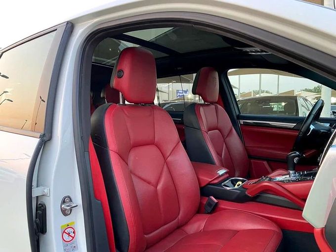 Подержанный Porsche Cayenne Turbo S II Рестайлинг (958), 4.8 л, 2014 в Шардже от Ahmad alkhodari Motors Белый цвет. GCC | AUTO.AE
