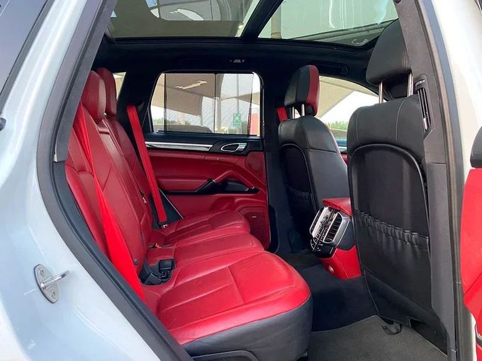 Подержанный Porsche Cayenne Turbo S II Рестайлинг (958), 4.8 л, 2014 в Шардже от Ahmad alkhodari Motors Белый цвет. GCC | AUTO.AE