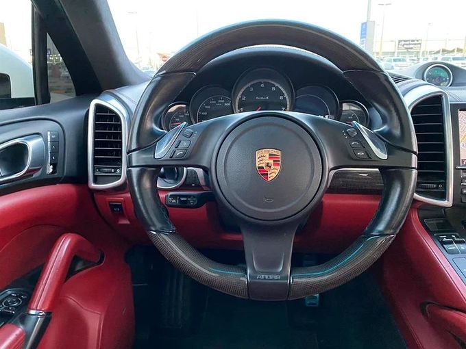 Подержанный Porsche Cayenne Turbo S II Рестайлинг (958), 4.8 л, 2014 в Шардже от Ahmad alkhodari Motors Белый цвет. GCC | AUTO.AE