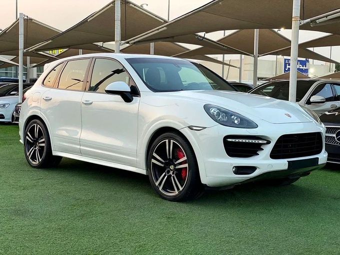 Подержанный Porsche Cayenne Turbo S II Рестайлинг (958), 4.8 л, 2014 в Шардже от Ahmad alkhodari Motors Белый цвет. GCC | AUTO.AE