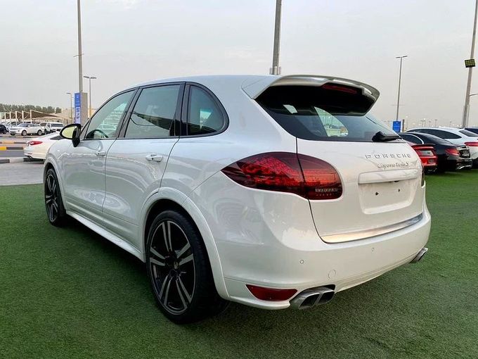 Подержанный Porsche Cayenne Turbo S II Рестайлинг (958), 4.8 л, 2014 в Шардже от Ahmad alkhodari Motors Белый цвет. GCC | AUTO.AE