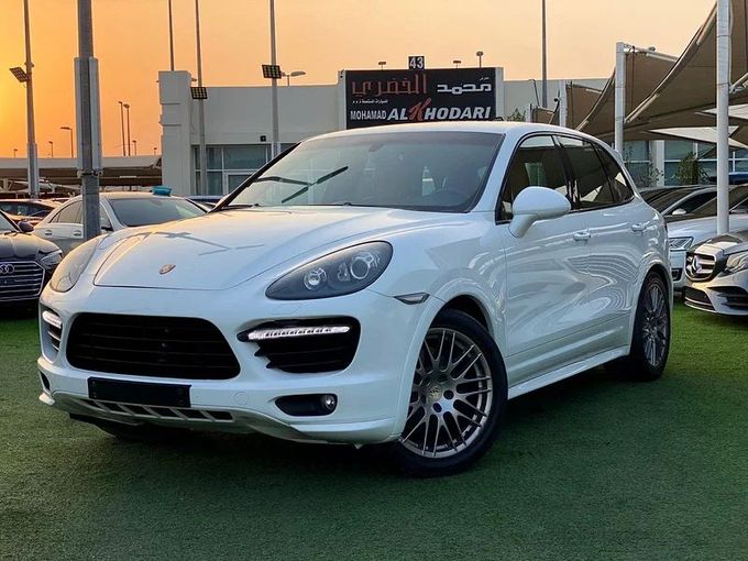 Подержанный Porsche Cayenne GTS II (958), 4.8 л, 2013 в Шардже от Ahmad alkhodari Motors Белый цвет. GCC | AUTO.AE