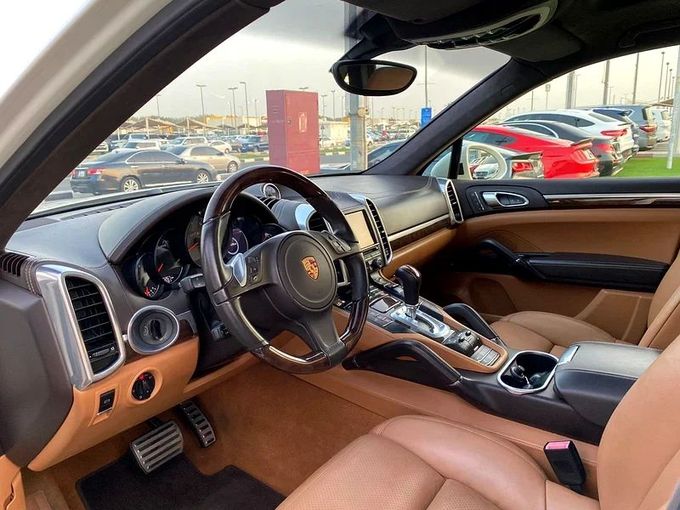 Подержанный Porsche Cayenne GTS II (958), 4.8 л, 2013 в Шардже от Ahmad alkhodari Motors Белый цвет. GCC | AUTO.AE