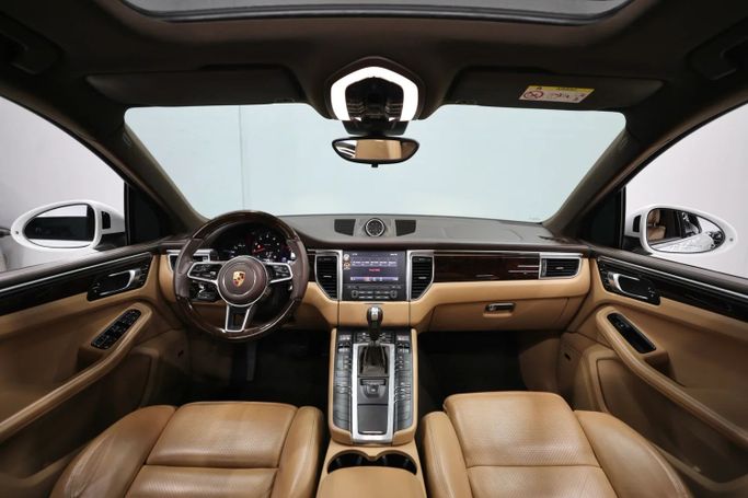 Подержанный Porsche Macan I Рестайлинг, 2.0 л, 2018 в Шардже от Al Qassem Cars Trading Белый цвет. GCC | AUTO.AE