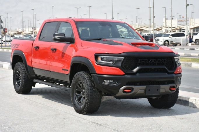 Подержанный RAM 1500 Crew Cab TRX V, 6.2 л, 2023 в Шардже от Alfaris Used Cars Красный цвет.  | AUTO.AE