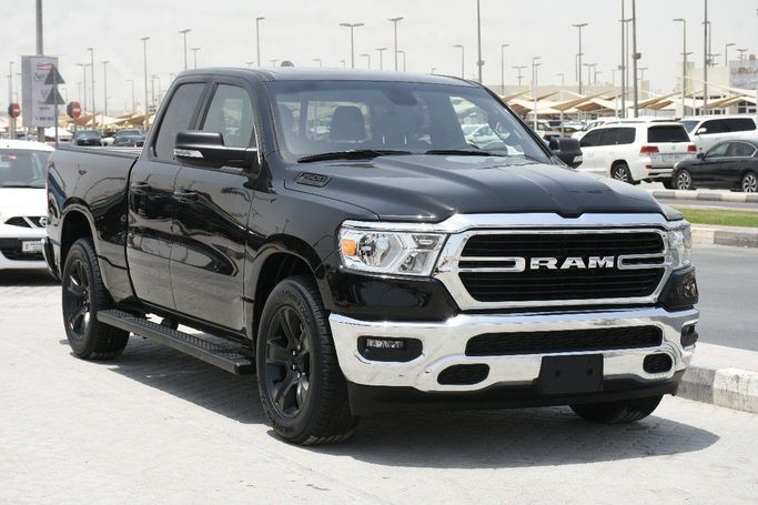 Подержанный RAM 1500 Quad Cab eTorque V, 5.7 л, 2022 в Шардже от Alfaris Used Cars Черный цвет.  | AUTO.AE