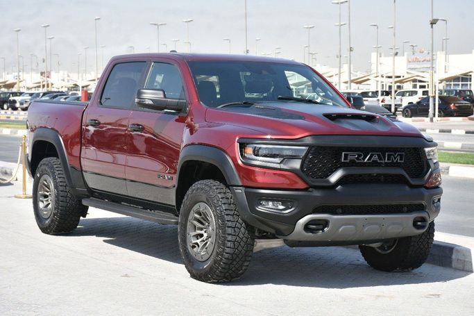 Подержанный RAM 1500 Crew Cab TRX V, 6.2 л, 2024 в Шардже от Alfaris Used Cars Тёмно-бордовый цвет.  | AUTO.AE