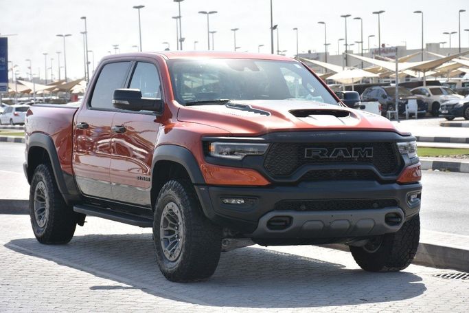 Подержанный RAM 1500 Crew Cab TRX V, 6.2 л, 2024 в Шардже от Alfaris Used Cars Коричневый цвет.  | AUTO.AE