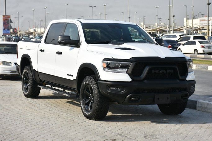 Подержанный RAM 1500 Quad Cab eTorque V, 5.7 л, 2023 в Шардже от Alfaris Used Cars Белый цвет.  | AUTO.AE