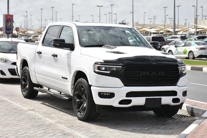 Подержанный RAM 1500 Quad Cab eTorque V, 5.7 л, 2023 в Шардже от Alfaris Used Cars Белый цвет.  | AUTO.AE