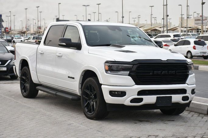 Подержанный RAM 1500 Crew Cab V, 3.0 л, 2022 в Шардже от Alfaris Used Cars Белый цвет.  | AUTO.AE