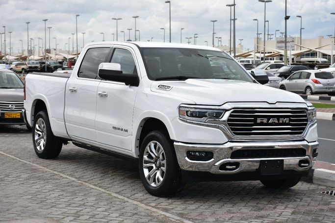 Подержанный RAM 1500 Quad Cab eTorque V, 5.7 л, 2022 в Шардже от Alfaris Used Cars Белый цвет.  | AUTO.AE