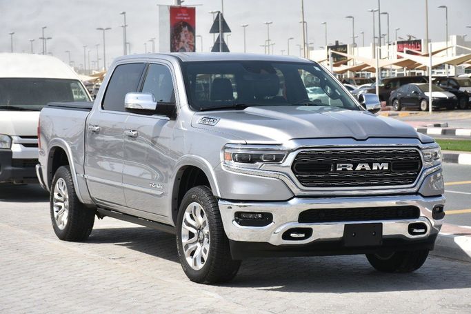 Подержанный RAM 1500 Quad Cab eTorque V, 5.7 л, 2022 в Шардже от Alfaris Used Cars Серебристый цвет.  | AUTO.AE