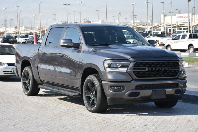 Подержанный RAM 1500 Quad Cab eTorque V, 5.7 л, 2022 в Шардже от Alfaris Used Cars Серый цвет.  | AUTO.AE