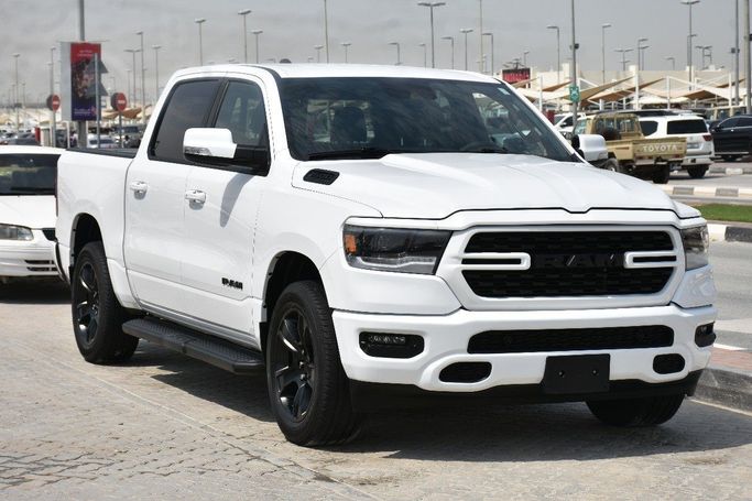 Подержанный RAM 1500 Quad Cab eTorque V, 5.7 л, 2022 в Шардже от Alfaris Used Cars Белый цвет.  | AUTO.AE