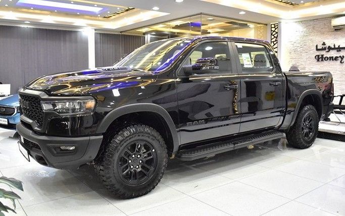 Новый RAM 1500 Crew Cab V Рестайлинг, 3.0 л, 2025 в Шардже от Honey Gidosha Used Cars Tr. Черный цвет.  | AUTO.AE