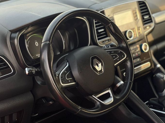 Подержанный Renault Koleos II Рестайлинг, 2.5 л, 2022 в Шардже от Al Aram Cars Серый цвет. GCC | AUTO.AE
