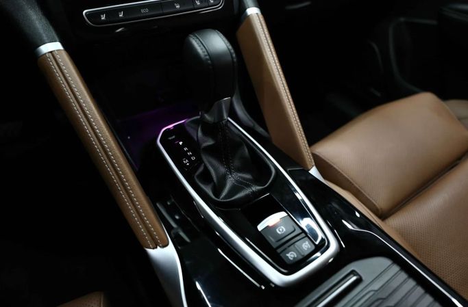 Подержанный Renault Koleos II Рестайлинг, 2.5 л, 2023 в Шардже от Al Qassem Cars Trading Серый цвет. GCC | AUTO.AE