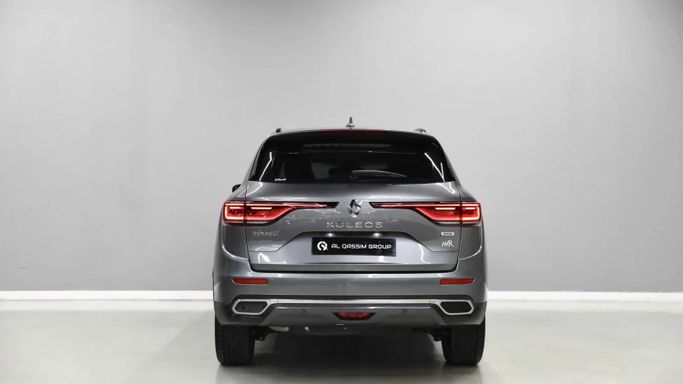 Подержанный Renault Koleos II Рестайлинг, 2.5 л, 2023 в Шардже от Al Qassem Cars Trading Серый цвет. GCC | AUTO.AE
