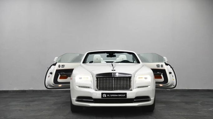 Подержанный Rolls-Royce Dawn, 6.6 л, 2017 в Шардже от Al Qassem Cars Trading Белый цвет. Американская | AUTO.AE