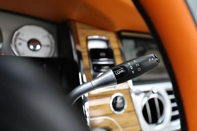 Подержанный Rolls-Royce Dawn, 6.6 л, 2017 в Шардже от Al Qassem Cars Trading Белый цвет. Американская | AUTO.AE