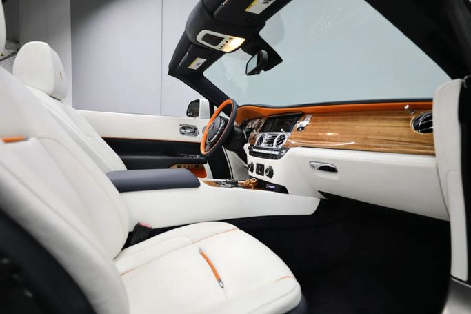 Подержанный Rolls-Royce Dawn, 6.6 л, 2017 в Шардже от Al Qassem Cars Trading Белый цвет. Американская | AUTO.AE