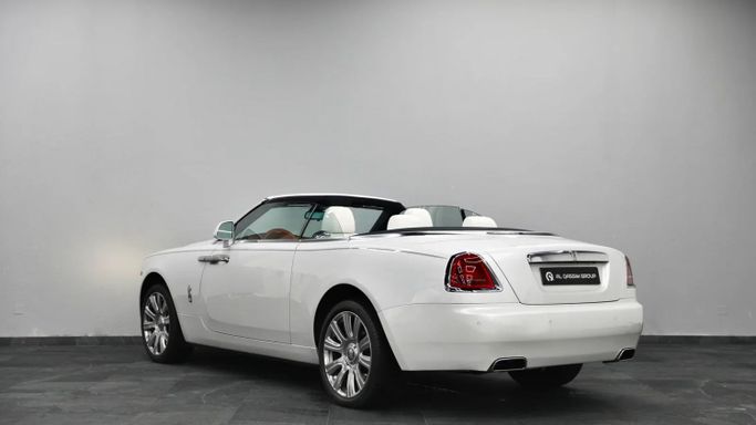 Подержанный Rolls-Royce Dawn, 6.6 л, 2017 в Шардже от Al Qassem Cars Trading Белый цвет. Американская | AUTO.AE