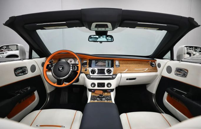 Подержанный Rolls-Royce Dawn, 6.6 л, 2017 в Шардже от Al Qassem Cars Trading Белый цвет. Американская | AUTO.AE