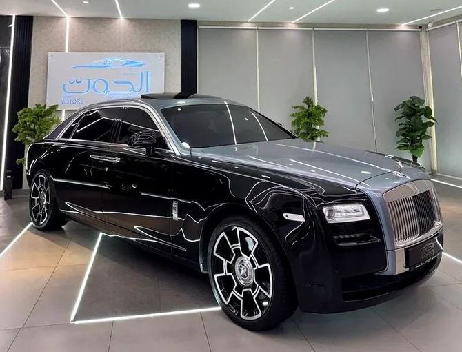 Подержанный Rolls-Royce Ghost Black Badge I Рестайлинг (Series II), 6.6 л, 2014 в Шардже от Ayoon Alhoot Motors Черный цвет. GCC | AUTO.AE