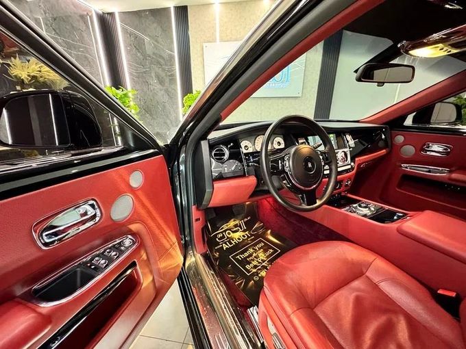 Used Rolls-Royce Ghost Black Badge I Facelift (Series II), 6.6 l, 2014 in Sharjah by Ayoon Alhoot Motors, Black color. GCC Specs | AUTO.AE