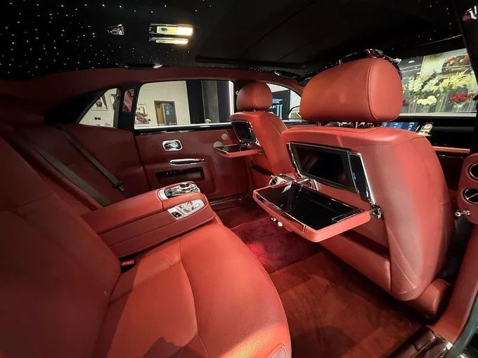 Used Rolls-Royce Ghost Black Badge I Facelift (Series II), 6.6 l, 2014 in Sharjah by Ayoon Alhoot Motors, Black color. GCC Specs | AUTO.AE
