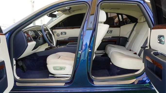 Подержанный Rolls-Royce Ghost I Рестайлинг (Series II), 6.6 л, 2016 в Шардже от Abo Saif Синий цвет. GCC | AUTO.AE