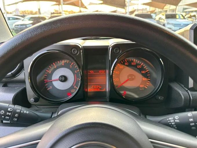 Подержанный Suzuki Jimny IV, 1.5 л, 2023 в Шардже от Ahmad alkhodari Motors Серый цвет. GCC | AUTO.AE