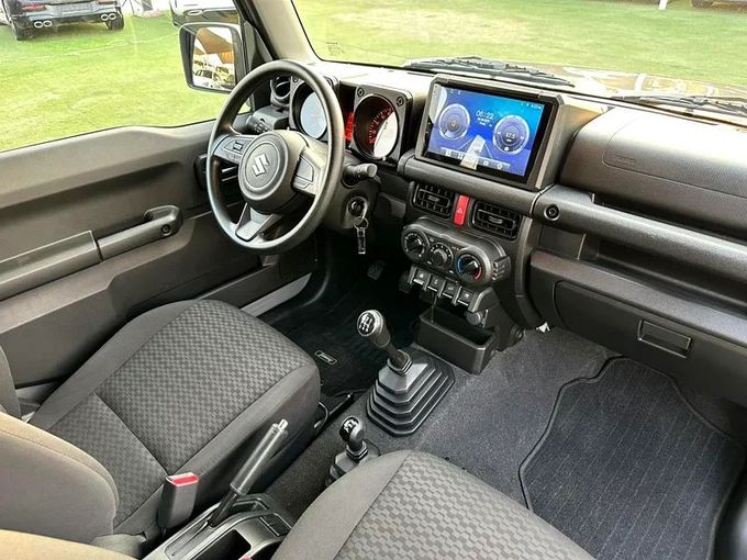 Подержанный Suzuki Jimny IV, 1.5 л, 2023 в Шардже от Ahmad alkhodari Motors Серый цвет. GCC | AUTO.AE