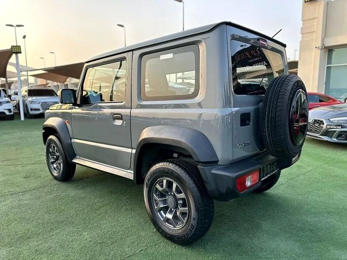 Подержанный Suzuki Jimny IV, 1.5 л, 2023 в Шардже от Ahmad alkhodari Motors Серый цвет. GCC | AUTO.AE