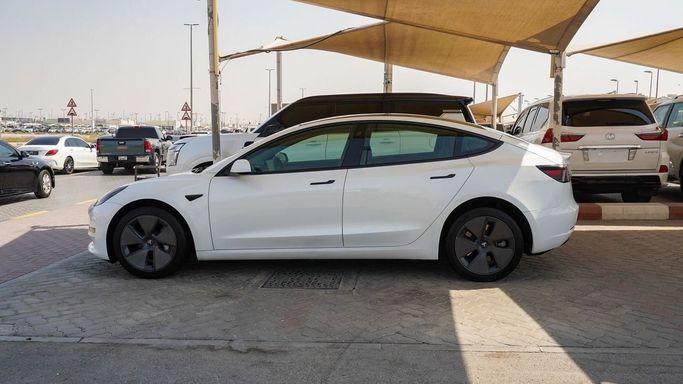 Подержанный Tesla Model 3 I Рестайлинг, 2023 в Шардже от Abo Saif Белый цвет. Американская | AUTO.AE