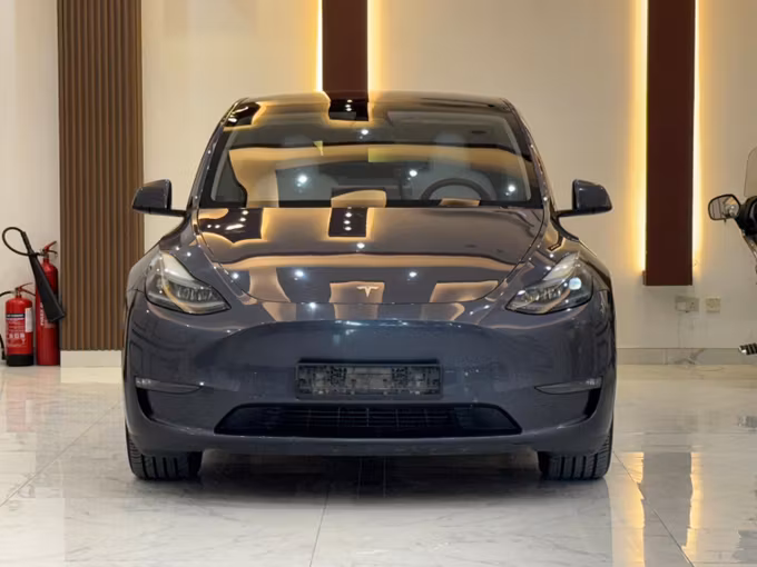 Подержанный Tesla Model Y Long Range Dual Motor I, 2023 в Шардже от Rebou Alfakhama Серый цвет. GCC | AUTO.AE