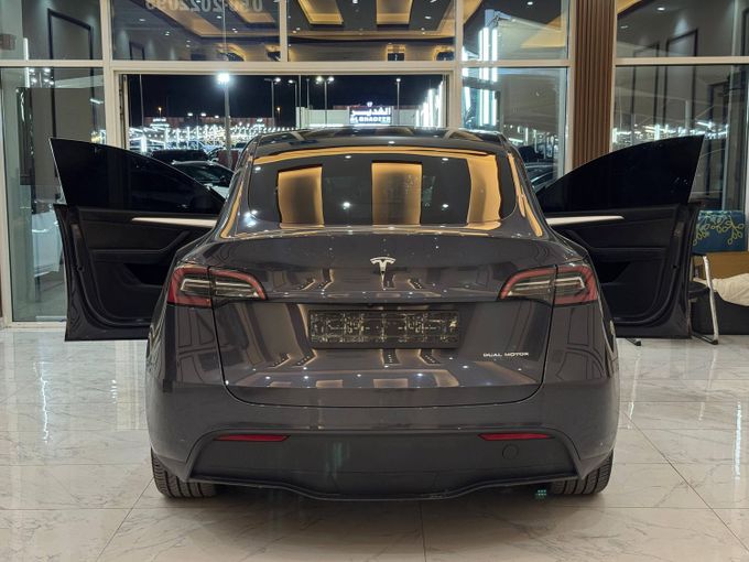 Подержанный Tesla Model Y Long Range Dual Motor I, 2023 в Шардже от Rebou Alfakhama Серый цвет. GCC | AUTO.AE