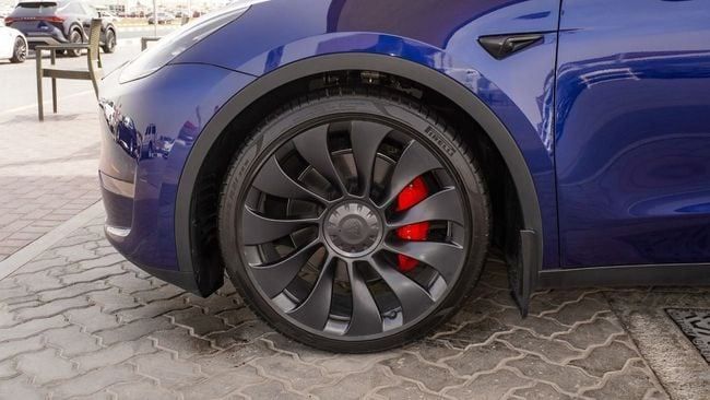 Подержанный Tesla Model Y Standart I, 2023 в Шардже от Abo Saif Синий цвет. Американская | AUTO.AE