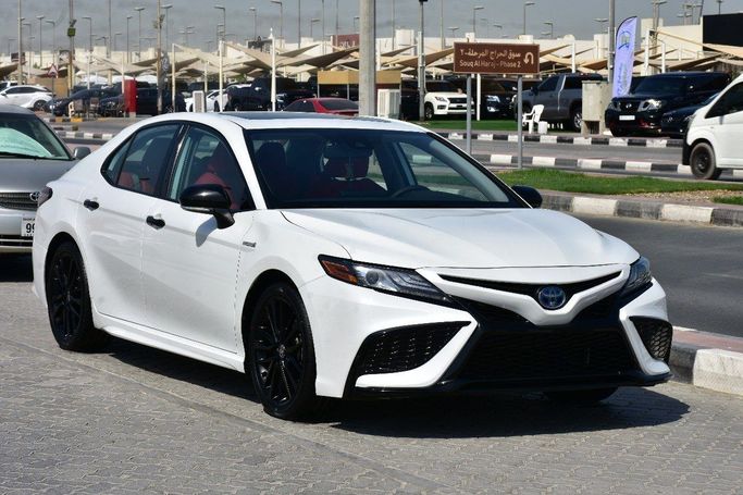 Подержанный Toyota Camry IX (XV80), 2.5 л, 2024 в Шардже от Alfaris Used Cars Белый цвет.  | AUTO.AE