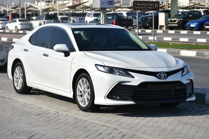 Подержанный Toyota Camry IX (XV80), 2.5 л, 2024 в Шардже от Alfaris Used Cars Белый цвет.  | AUTO.AE